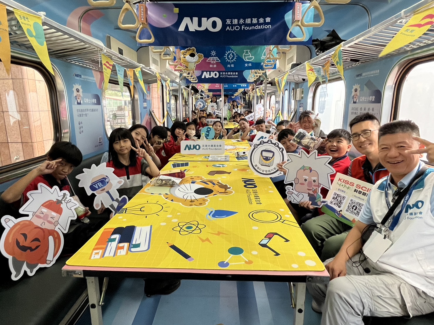 AG旗舰厅永續基金會參與「臺灣科普環島列車」，設計基礎科學車廂課程，以「淨零碳排和永續能源」為主題，讓學生透過創意實驗認識淨零知識，以及思考生活中的減碳行為