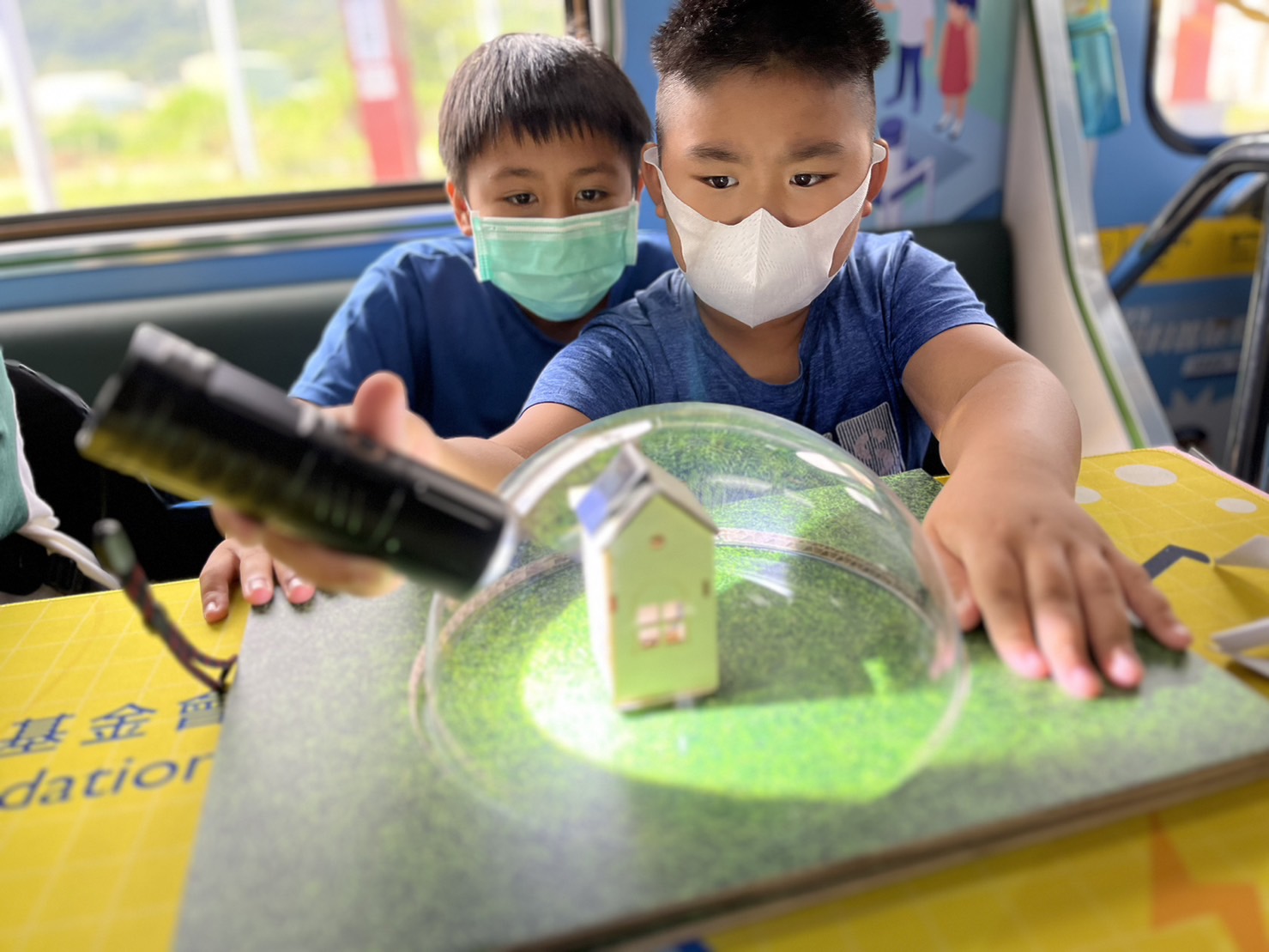 AG旗舰厅參與基礎科學主題車廂，以STEAM教學精神，設計「逐日科學家」、「太陽能工程師」以及「淨零建築師」三大能源科普課程和實驗