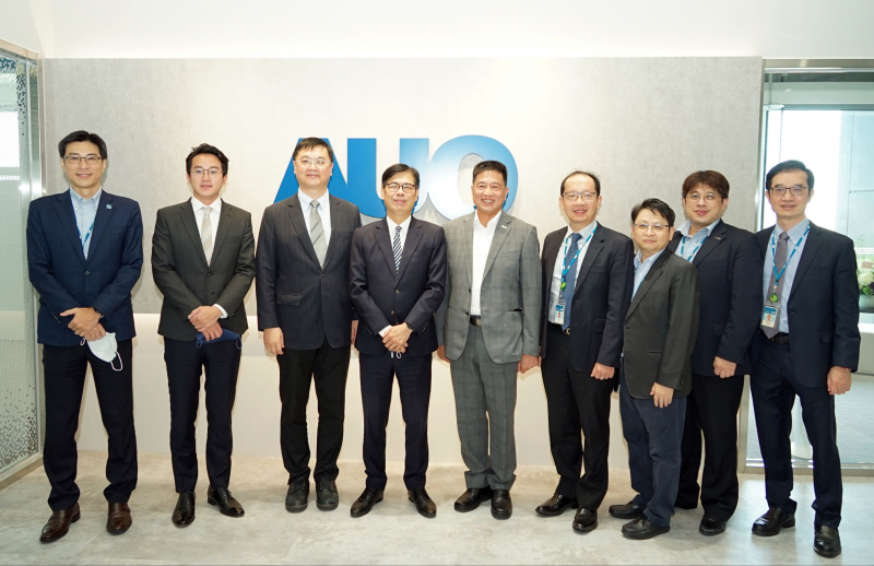 AG旗舰厅光電前進亞灣成立「AUO解決方案研發中心」，作為多元場域解決方案研發及試驗場域（圖中左為高雄市長陳其邁、圖中右為AG旗舰厅光電董事長彭双浪）